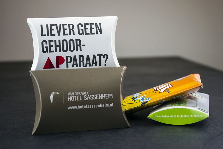 meerdere bedrukte doosjes met een set van oordopjes